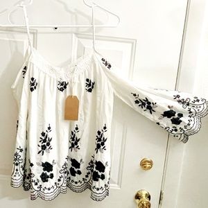 🎉8X HP🎉M Blu Pepper Cold Shoulder Top NWT!